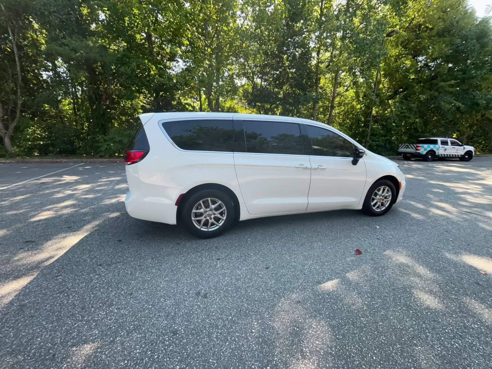 Used 2024 Chrysler Pacifica Touring-L FWD image 13