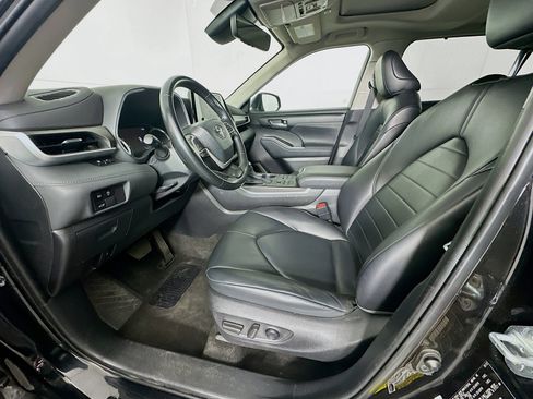 Used 2023 Toyota Highlander XLE AWD/4WD image 13