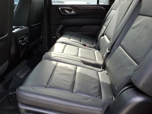 Used 2022 Chevrolet Suburban LT RWD image 9