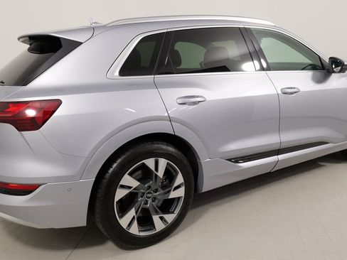 Used 2022 Audi e-tron Premium Plus w/ Premium Plus Package image 28