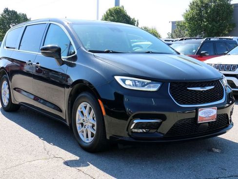 Used 2023 Chrysler Pacifica Touring-L FWD image 4
