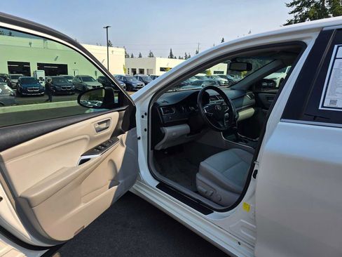 Used 2017 Toyota Camry XLE w/ Convenience Package FWD image 19