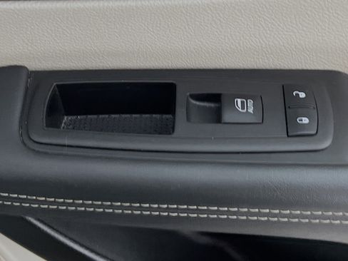 Used 2024 Chrysler Pacifica Touring-L image 32