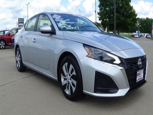 Used 2024 Nissan Altima 2.5 SV image 4