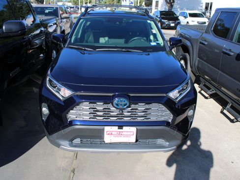 Used 2020 Toyota RAV4 Limited AWD/4WD image 4