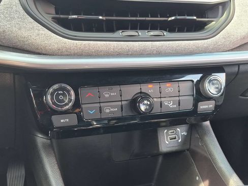 Used 2025 Jeep Compass Latitude AWD/4WD image 17