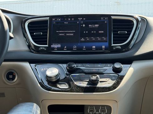 Used 2023 Chrysler Pacifica Touring-L FWD image 22