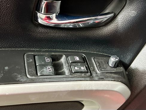 Used 2018 Nissan Titan SV w/ SV Convenience Package image 16