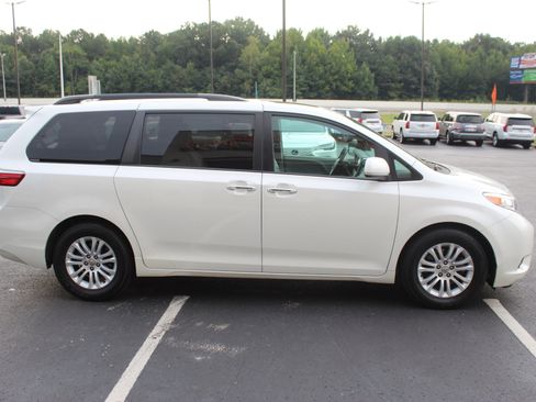 Used 2017 Toyota Sienna XLE w/ XLE Navigation Package FWD image 5