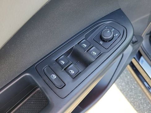 Certified 2023 Volkswagen Taos SE w/ Black Wheel Package FWD image 14