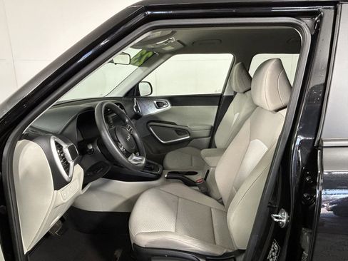Used 2023 Kia Soul LX w/ LX Technology Package FWD image 19