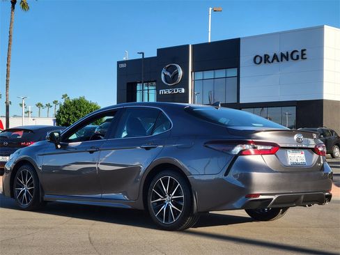 Used 2021 Toyota Camry SE image 2