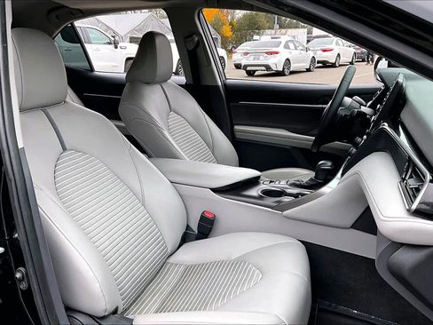 Certified 2022 Toyota Camry SE image 8