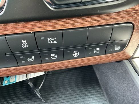 Used 2018 RAM 1500 Laramie w/ Convenience Group AWD/4WD image 57