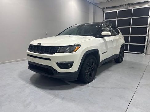 Used 2019 Jeep Compass Latitude FWD image 2