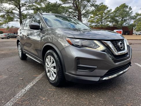 Used 2017 Nissan Rogue S image 2