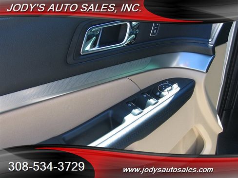 Used 2017 Ford Explorer 4WD image 3