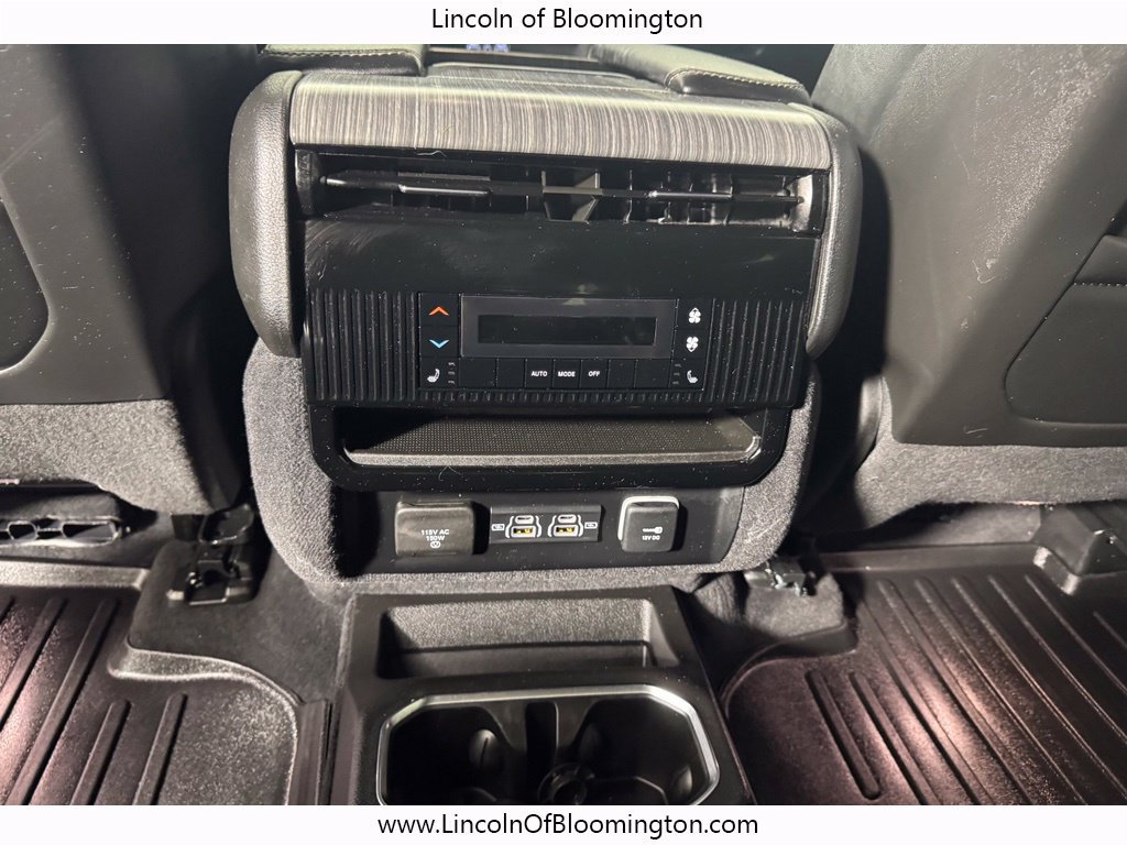 Used 2023 Jeep Wagoneer Series III w/ Preferred Equipment Group AWD/4WD image 12