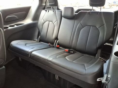 New 2027 Chrysler Pacifica Select FWD image 16