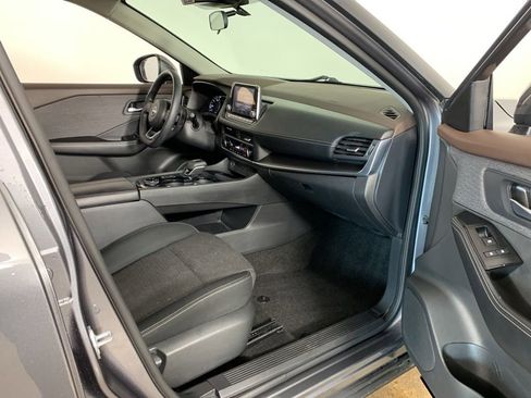 Used 2023 Nissan Rogue SV image 38