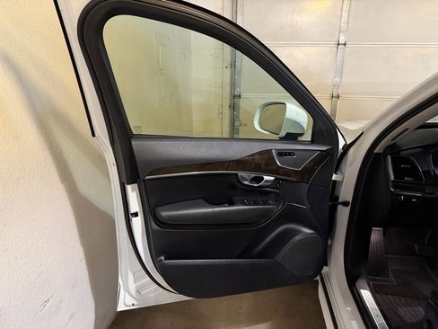 Used 2017 Volvo XC90 T6 Momentum w/ Vision Package image 8