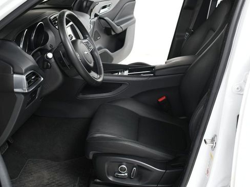 Used 2020 Jaguar F-PACE Premium image 28