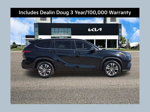Used 2022 Toyota Highlander XLE AWD/4WD image 1