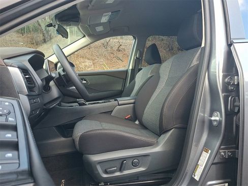 Used 2023 Nissan Rogue SV image 13