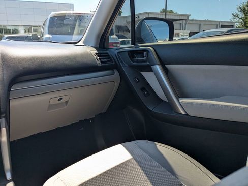 Used 2015 Subaru Forester 2.5i AWD/4WD image 16