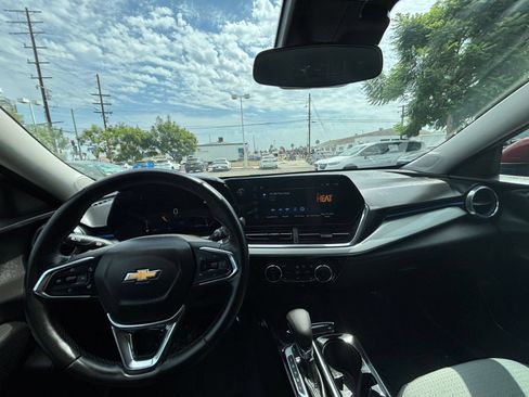 Used 2025 Chevrolet Trax LT w/ LT Convenience Package FWD image 28
