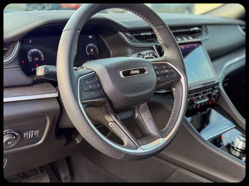 Used 2025 Jeep Grand Cherokee L Limited image 19