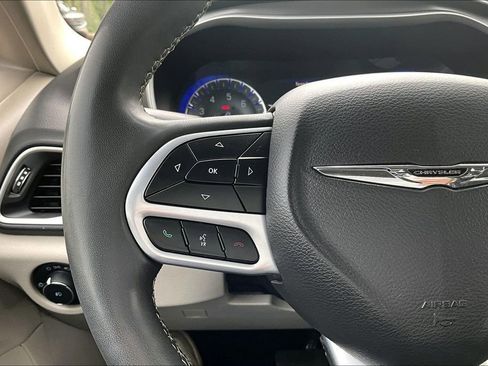 Used 2023 Chrysler Pacifica Touring-L FWD image 11