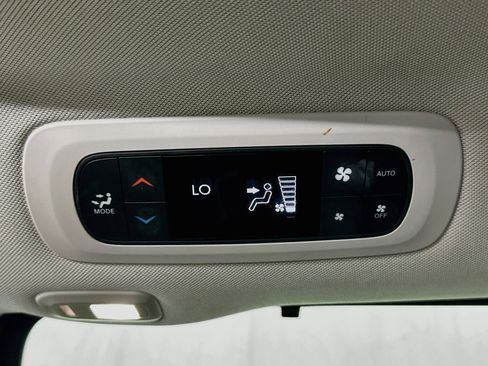 Used 2023 Chrysler Pacifica Limited FWD image 25