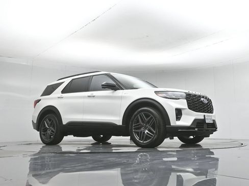 Certified 2025 Ford Explorer ST-Line w/ Premium Package RWD image 4