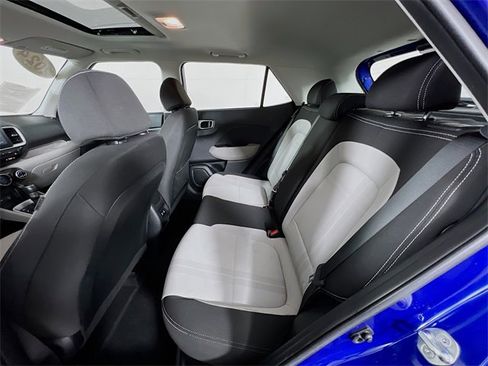 Used 2024 Hyundai Venue SEL image 22