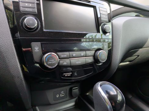 Used 2020 Nissan Rogue Sport SV FWD image 18