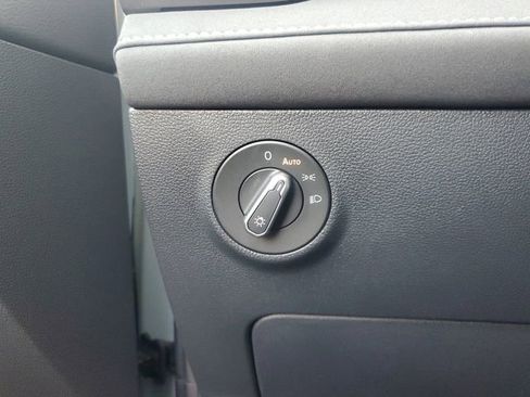 Certified 2025 Volkswagen Taos SE image 28