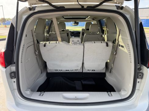 Used 2019 Chrysler Pacifica Limited w/ Advanced Safetytec Group FWD image 32
