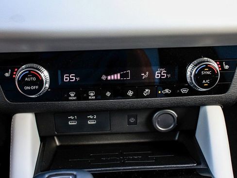 New 2025 Mitsubishi Outlander SE image 23