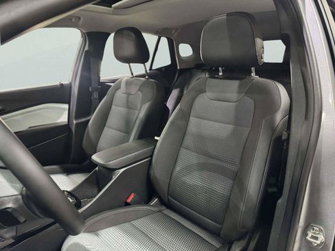 Used 2025 Chevrolet Trax LT w/ Sunroof Package FWD image 25