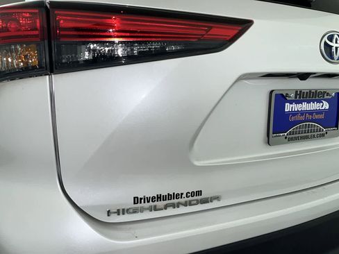 Used 2023 Toyota Highlander XLE AWD/4WD image 11