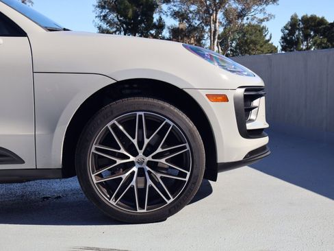 Certified 2025 Porsche Macan image 11