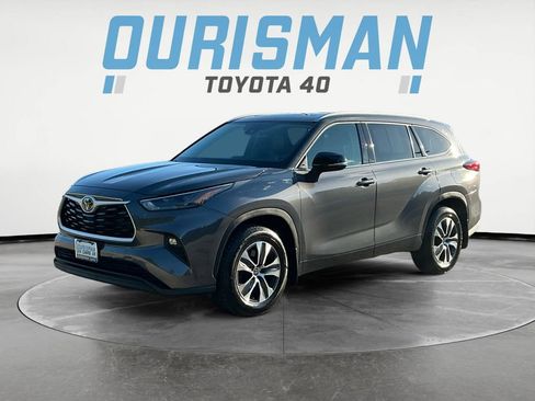 Used 2022 Toyota Highlander XLE AWD/4WD image 3