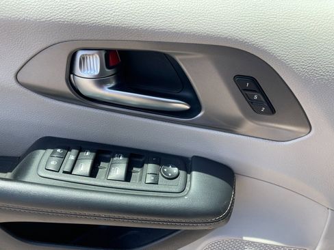 Used 2023 Chrysler Pacifica Touring-L FWD image 13