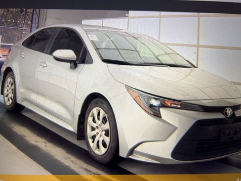 Used 2025 Toyota Corolla LE image 4