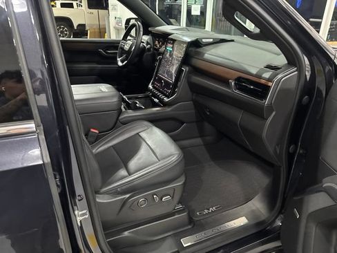 Used 2025 GMC Yukon XL Denali AWD/4WD image 37