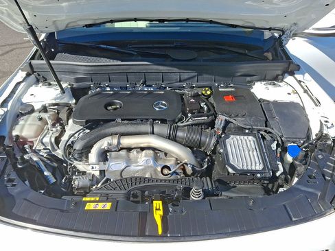 Used 2025 Mercedes-Benz GLB 250 4MATIC image 26