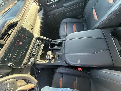 Used 2024 GMC Sierra 1500 AT4 w/ Technology Package image 9
