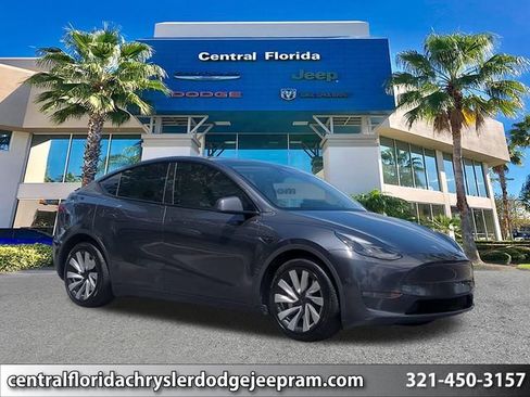 Used 2024 Tesla Model Y Long Range AWD/4WD image 1