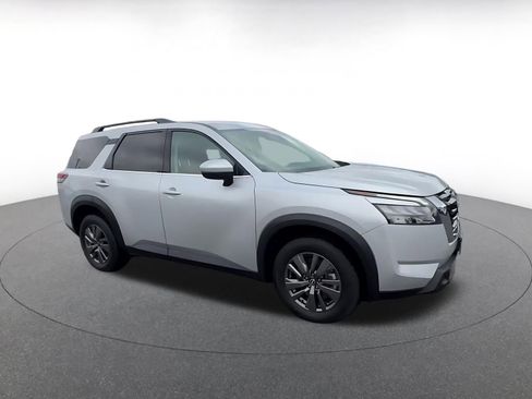 Used 2025 Nissan Pathfinder SV AWD/4WD image 2